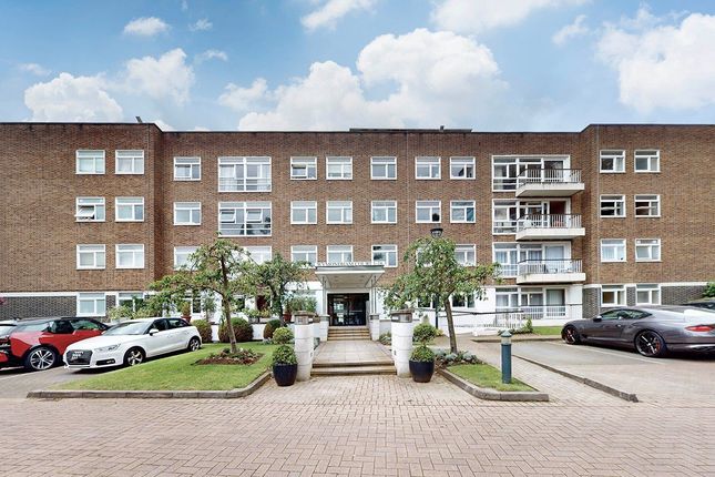 3 bed property, in St. Johns Wood Park, £900,000