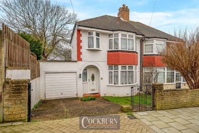 3 bed property, in Clayhill Crescent, £475,000