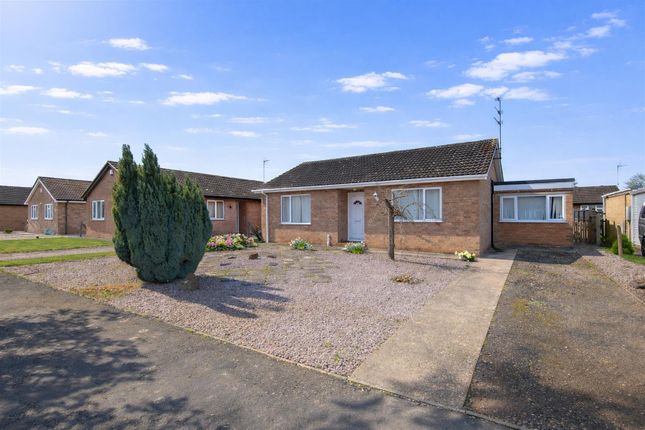 2 bed property, in Saxon Close, £215,000