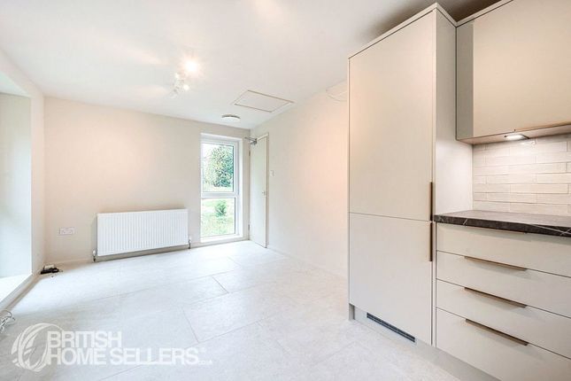 2 bed property, in Ambleside Road, £220,000