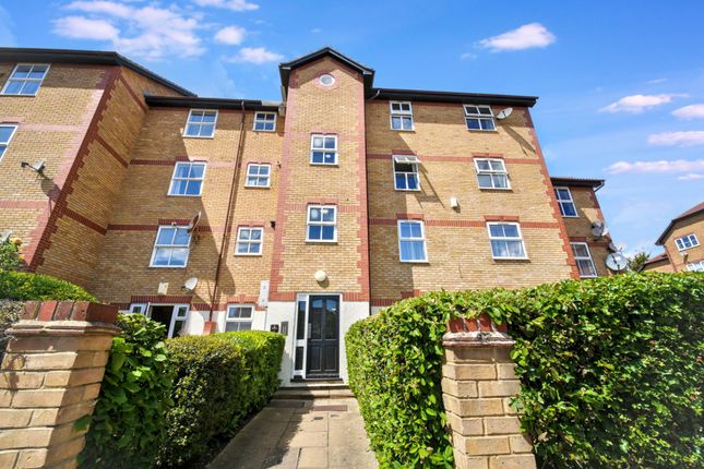 2 bed property, in Kennet Square, £180,000
