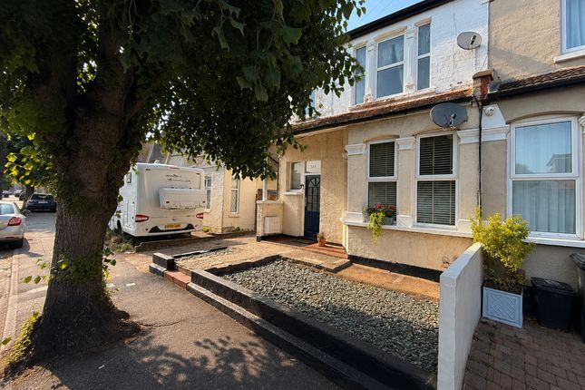 2 bed property, in South Avenue, £180,000