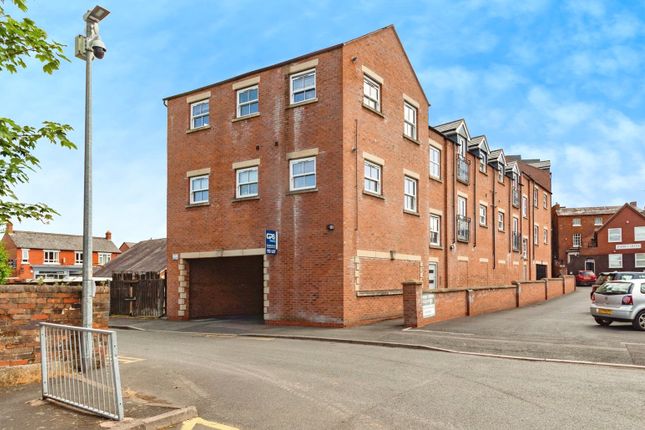 1 bed property, in Ten Tree Croft, £55,000