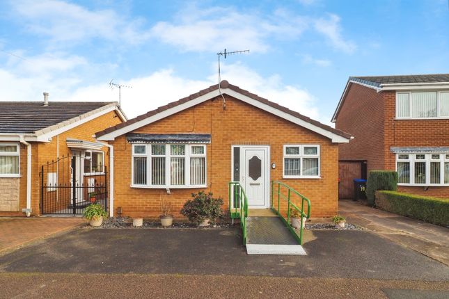 2 bed property, in Polperro Way, £210,000