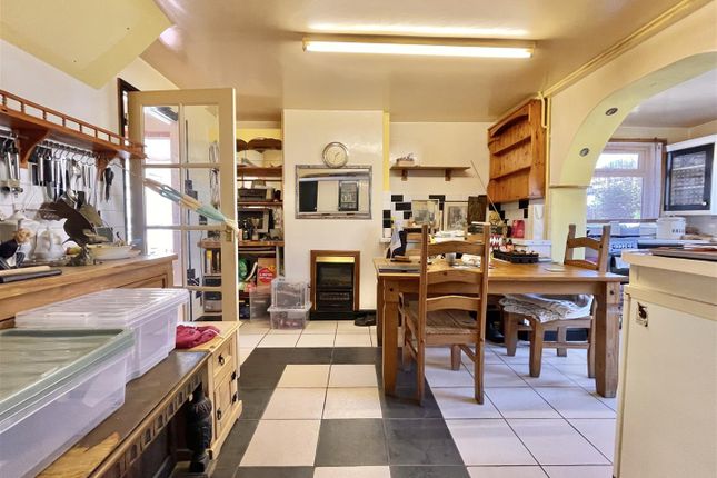 3 bed property, in Woolcombe Road, £200,000
