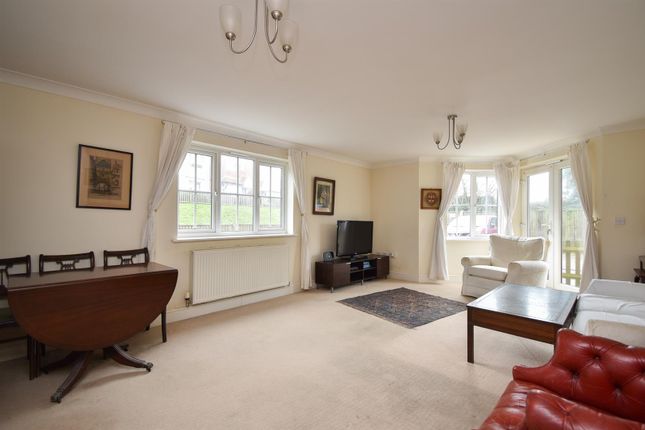 2 bed property, in Ashdown Road, £215,000