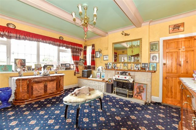 3 bed property, in Lone Valley, £600,000