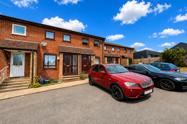 2 bed property, in Thatcham Court, £180,000