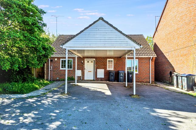 2 bed property, in Ferris Close, £165,000