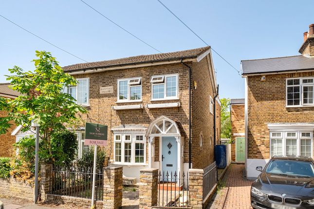 2 bed property, in Rockingham Parade, £400,000