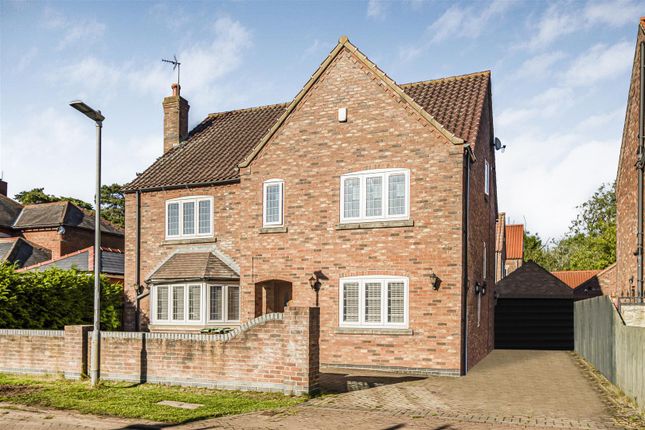 5 bed property, in Rosewoods, £445,000