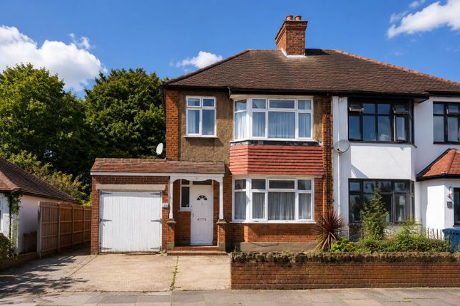 3 bed property, in Dorset Avenue, £835,000