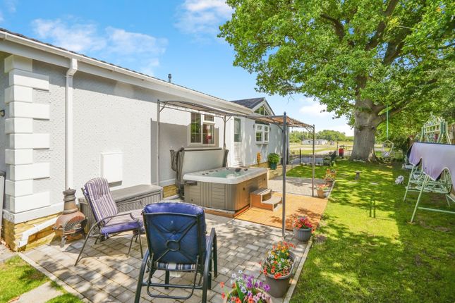2 bed property, in Heathfield Park, £250,000