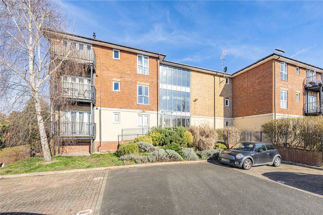 1 bed property, in St Catherine’S Close, £300,000