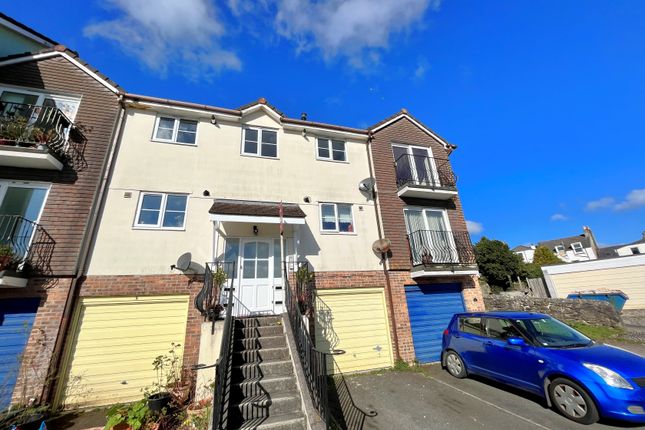 2 bed property, in Biscombe Gardens, £165,000
