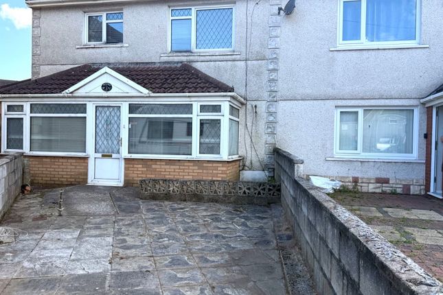 3 bed property, in Iris Close, £165,000