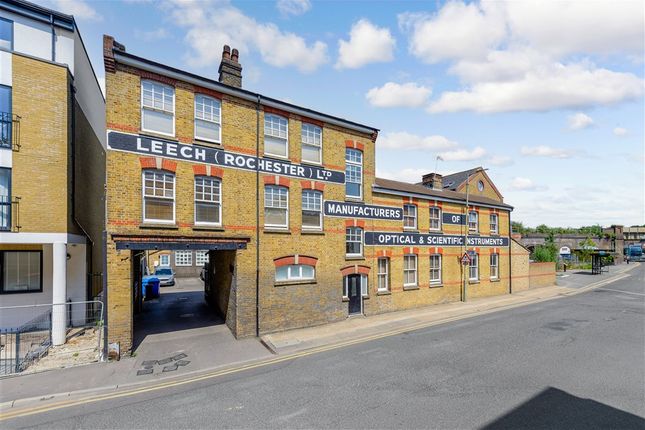 2 bed property, in High Street, £300,000