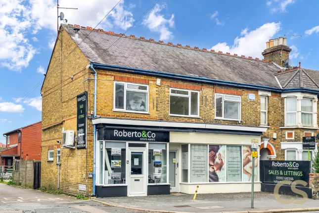 2 bed property, in Turners Hill, £260,000