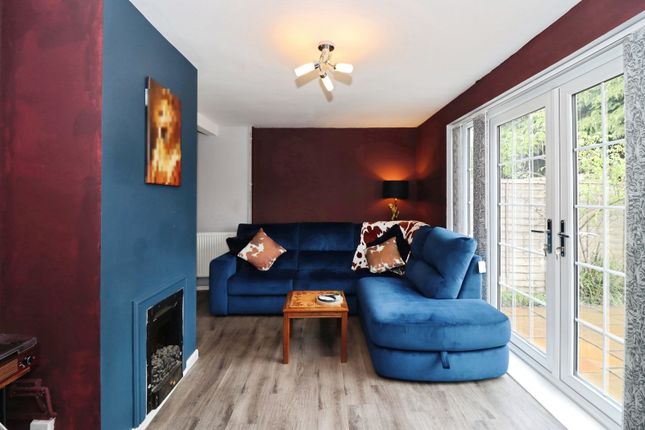 2 bed property, in Redshelf Walk, £260,000