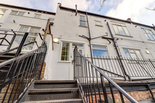1 bed property, in Hamlet Court Road, £170,000