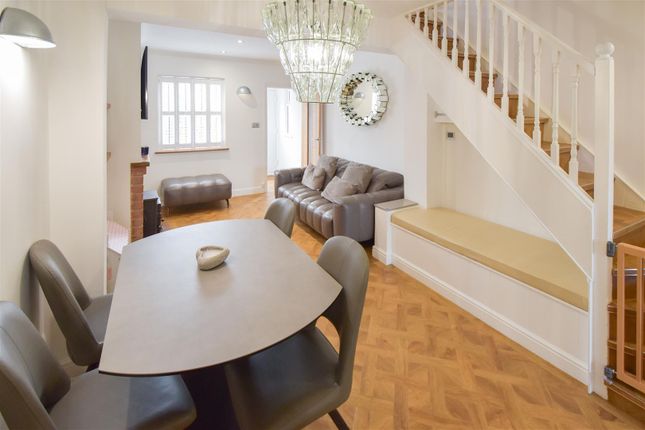 2 bed property, in Coxtie Green Road, £390,000