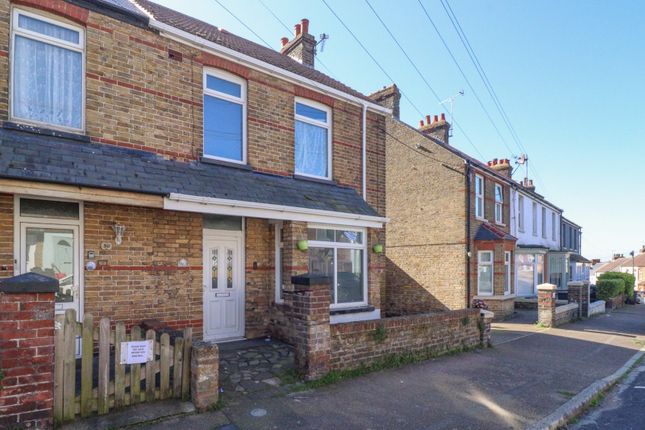 3 bed property, in Victoria Avenue, £220,000