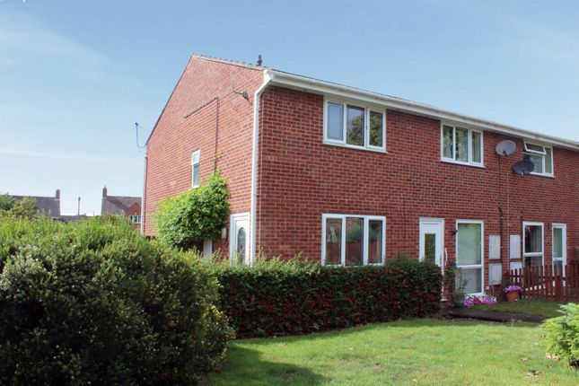 2 bed property, in Oak Tree Close, £150,000