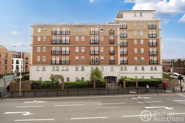 2 bed property, in Pembroke Road, £275,000