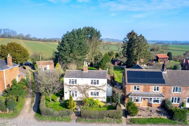 4 bed property, in Main Road, £300,000