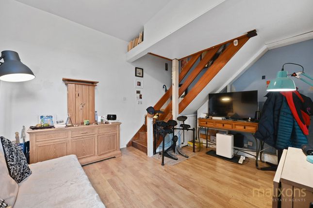 2 bed property, in Beulah Road, £175,000