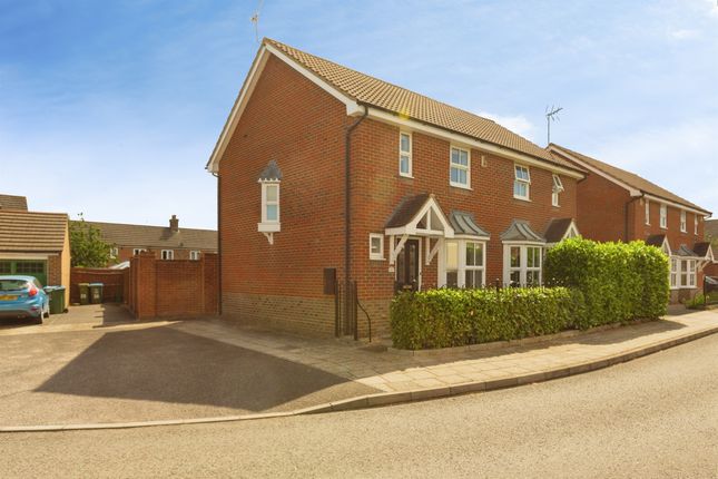 2 bed property, in Horton Close, £300,000