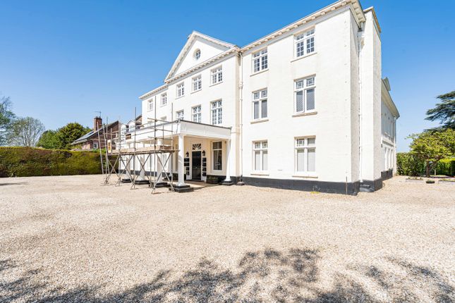 2 bed property, in Farringdon House, £190,000