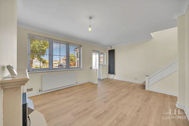 3 bed property, in Ford Lane, £425,000