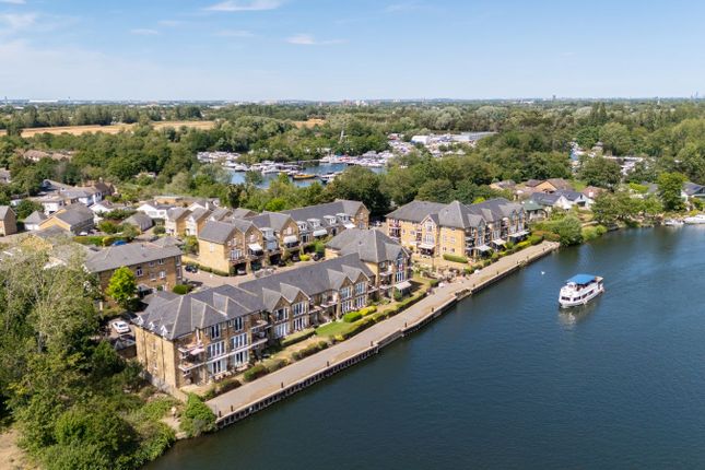 2 bed property, in Swan Walk, £419,950
