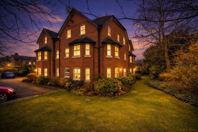 1 bed property, in Cheadle Road, £200,000