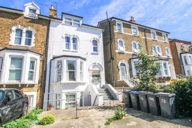 1 bed property, in Elgin Road, £200,000