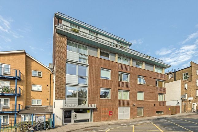 1 bed property, in Woodger Road, £325,000