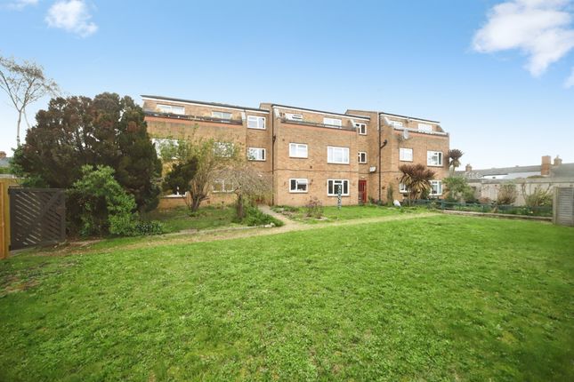 2 bed property, in Gladstone Street, £150,000