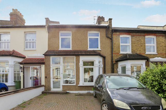 5 bed property, in Dairsie Road, £595,000