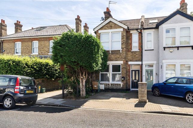 1 bed property, in Great Elms Road, £300,000