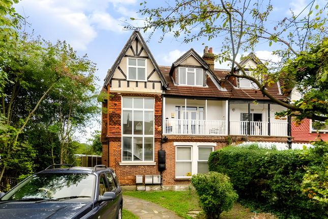 1 bed property, in Auckland Road, £280,000
