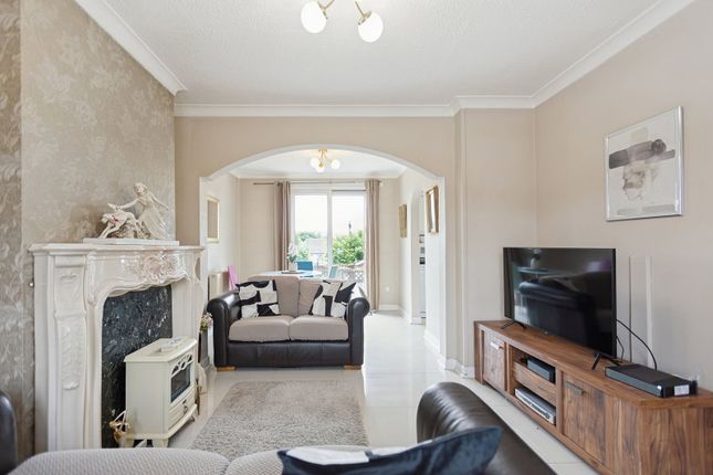 2 bed property, in Longay Street, £120,000