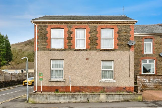 4 bed property, in Davies Road, £180,000