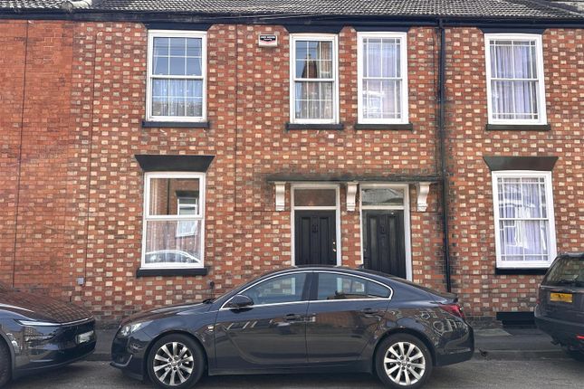3 bed property, in Crown Street, £200,000