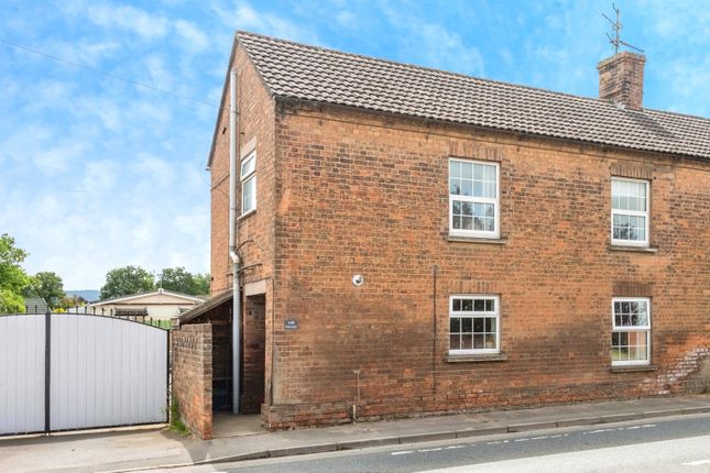 2 bed property, in Bristol Road, £170,000