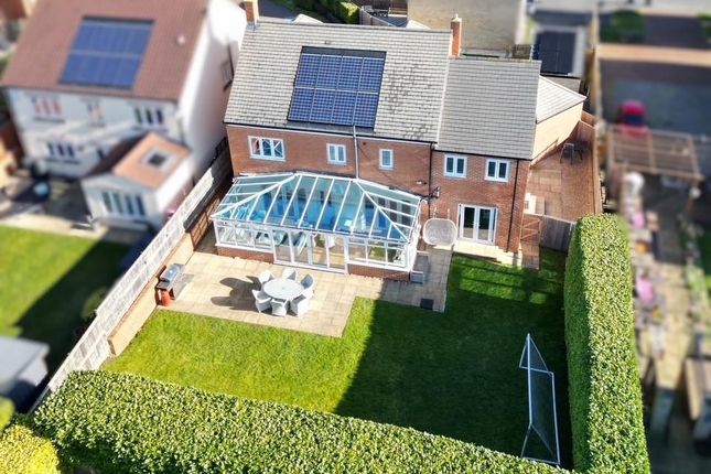 6 bed property, in Grange Farm Court, £725,000