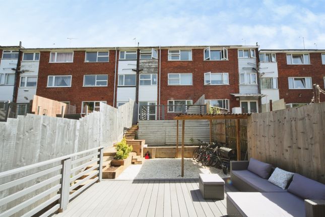 2 bed property, in Brendon Avenue, £220,000