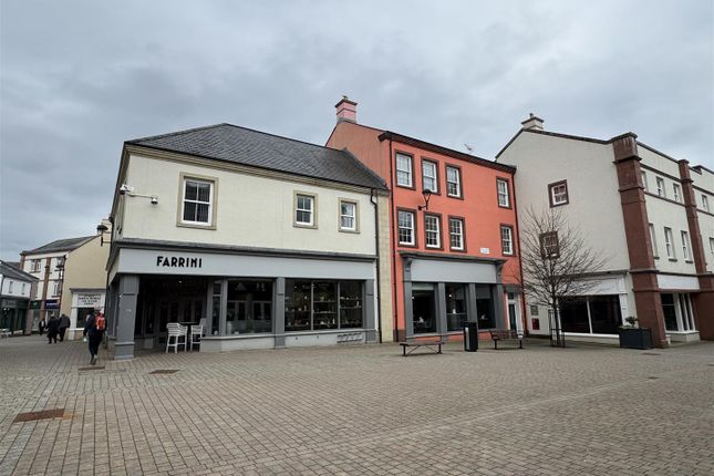 2 bed property, in Two Lions Square, £170,000