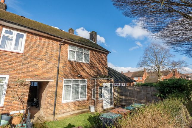 2 bed property, in Oxhey Drive, £419,950
