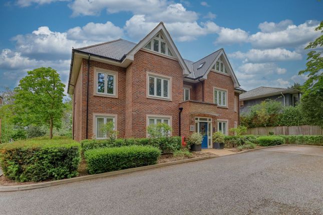 2 bed property, in Amersham Road, £425,000